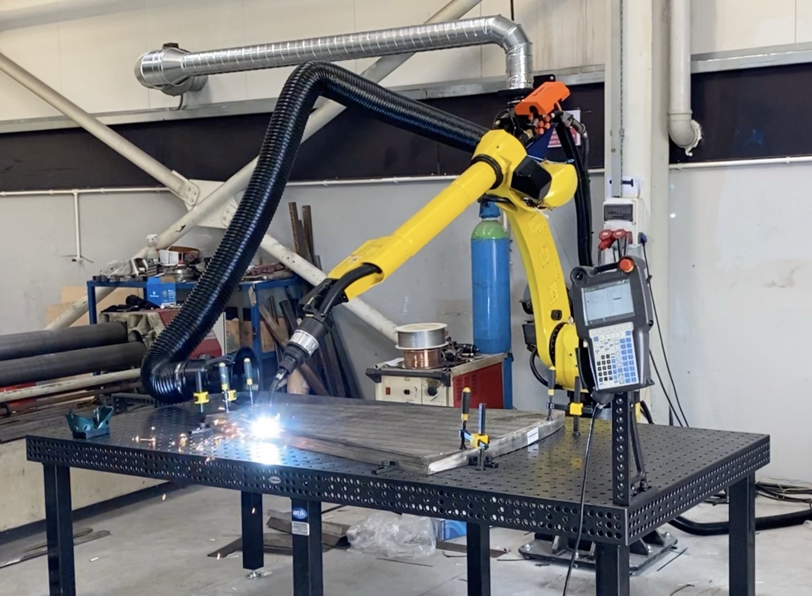 Robotic resistance welding system manufacturing wedge wire screens with precision automation