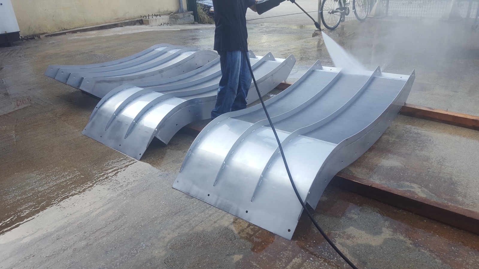 High-pressure washing of finished wedge wire sieve bend screen panels